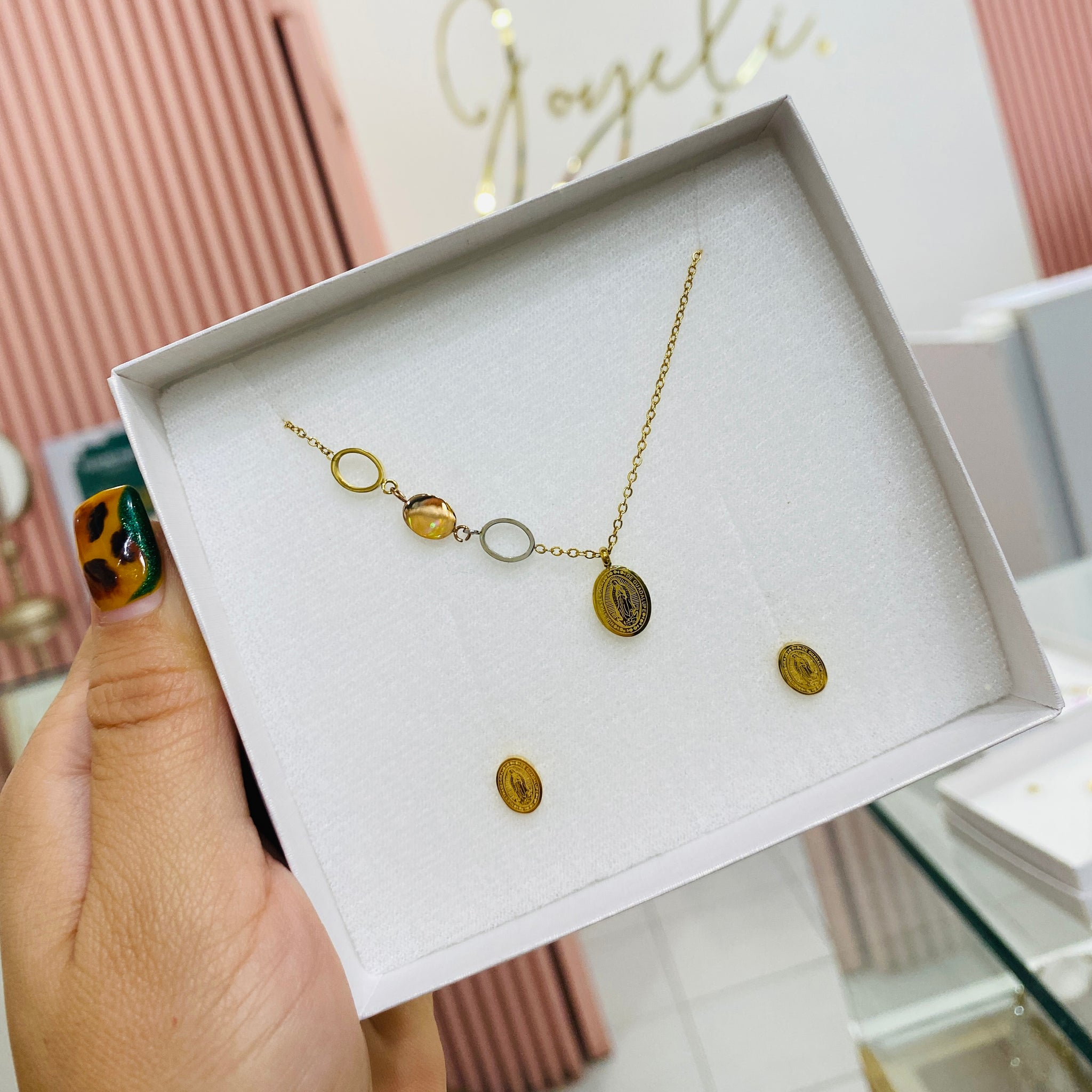 Set Amalia